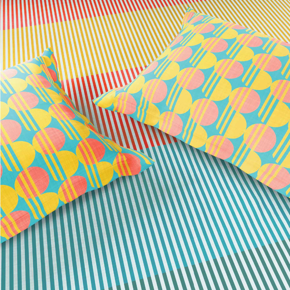 Spaces Neo Paradox 100% Cotton 152 TC Percale Geometric Large Bedsheet with 2 Pillow Covers - 274 x 274 cm, Coral