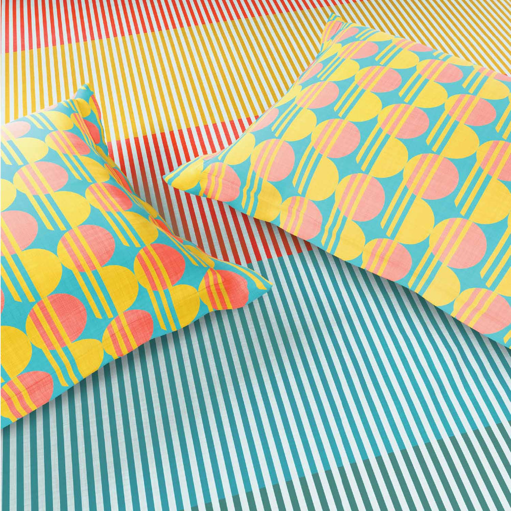 Spaces Neo Paradox 100% Cotton 152 TC Percale Geometric Large Bedsheet with 2 Pillow Covers - 274 x 274 cm, Coral